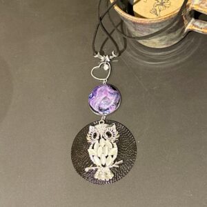 la shop à choupi collier breloque hibou sur corde suédine