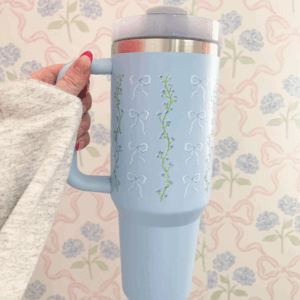 alarocque design Tumbler 40 oz | Bleu | Printemps | Boucles et tiges fleuries bleues