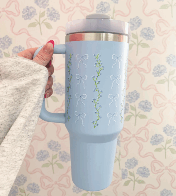 alarocque design Tumbler 40 oz | Bleu | Printemps | Boucles et tiges fleuries bleues
