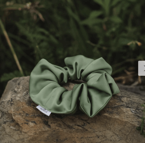 CHOUCHOU EN SATIN - PISTACHE - Soha & Co.